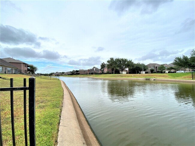 Building Photo - 10122 Meridian Lakes Dr
