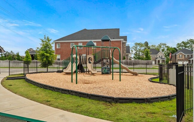 Building Photo - 4 Bedroom, 3 Bath Home w/ 2 Car Garage