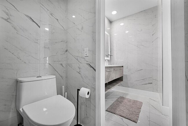 Building Photo - 6279 Bay Club Dr