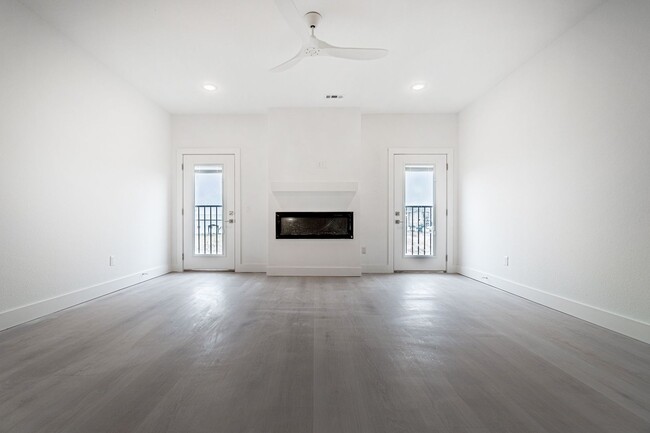 Building Photo - Beautiful spacious townhome!