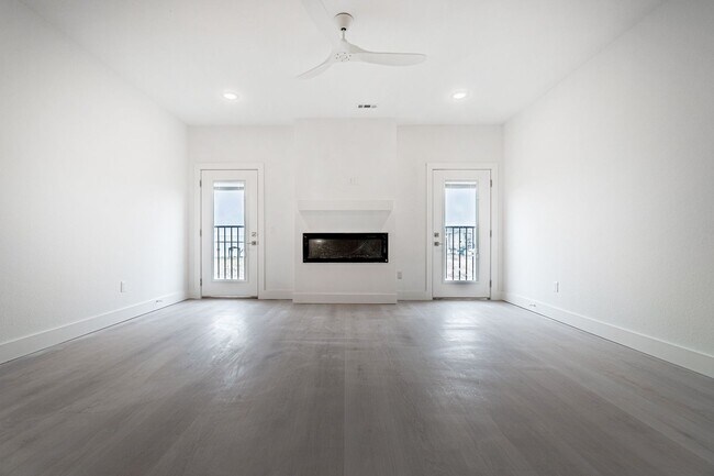 Building Photo - Townhomes in Bentonville!!