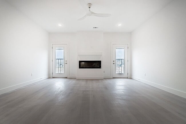 Building Photo - Welcome to the modern Townhomes in Bentonville