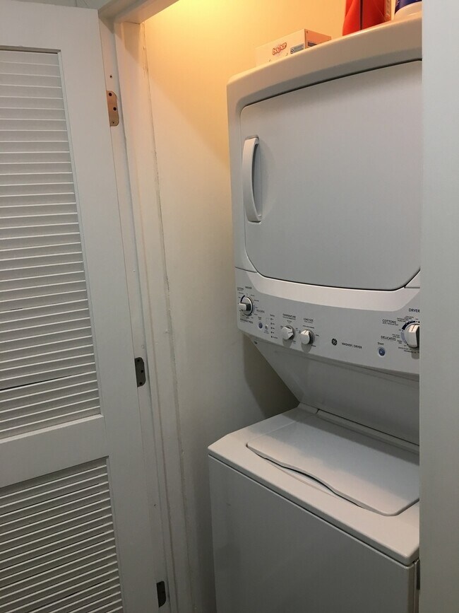 Building Photo - 1760 N Clark St