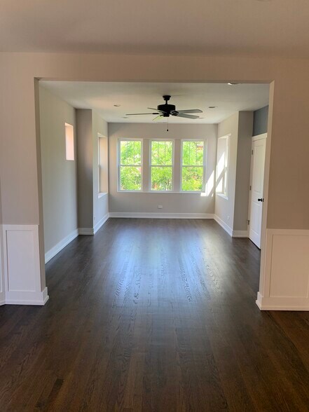 Building Photo - 5315 W Montrose Ave