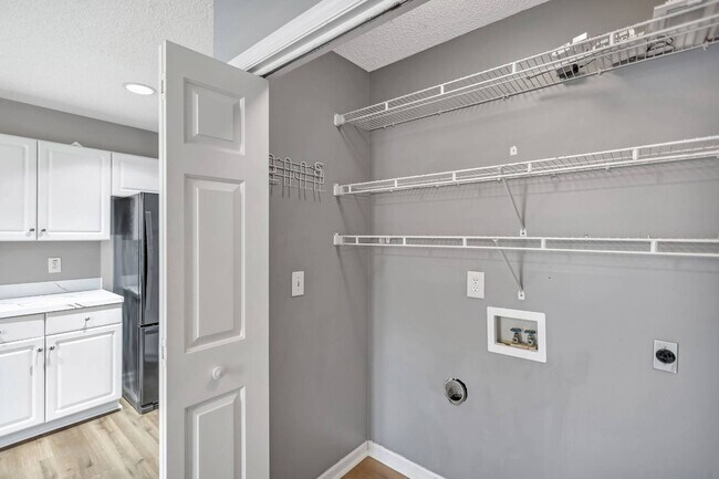 Building Photo - The Lakes