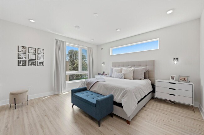 Building Photo - Detached Luxury 4BR/3B Retreat with Skyline Rooftop Deck, Wet Bars, Driveway & Massive Yard