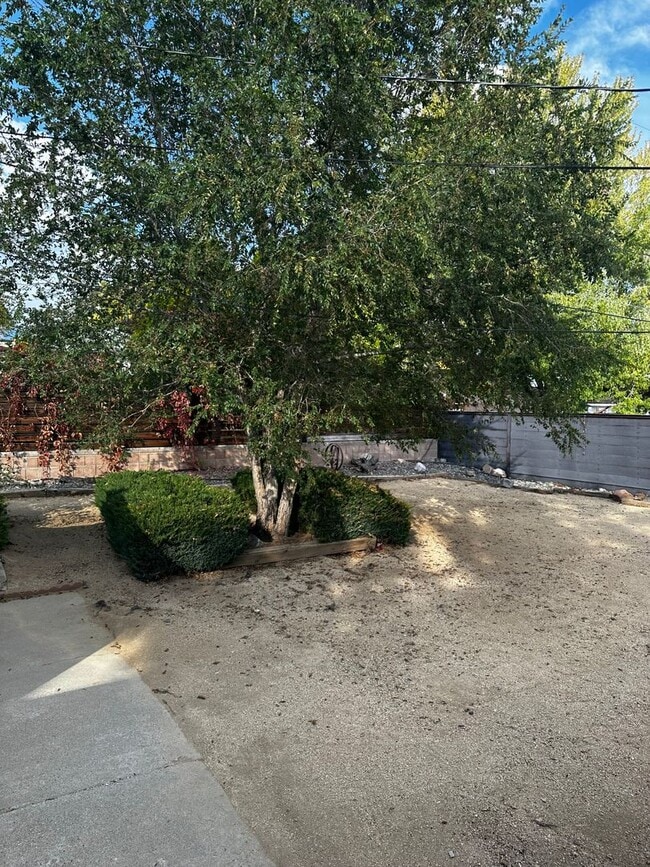 Building Photo - Beautiful 4 Bedroom house w/Hardwood Floor...