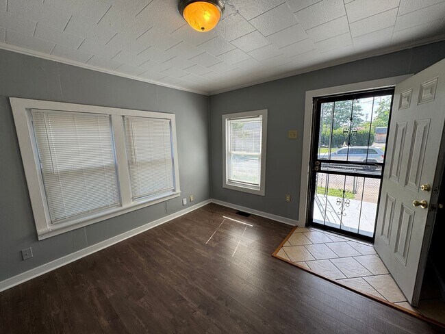 Building Photo - Christian Park 2 Bedroom 1 Bath