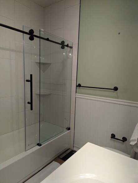 Second Bathroom with Shower / Tub - 225 W Pastorius St