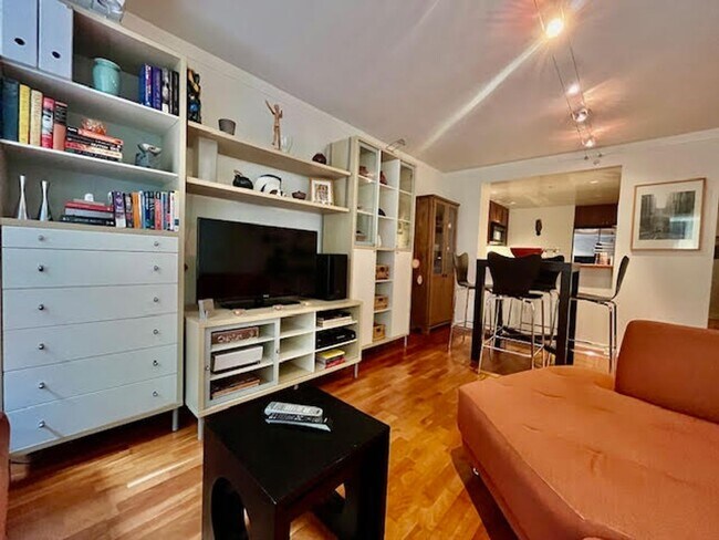 Building Photo - Rare luxury downtown condo w/parking, pool, hot tub and roof deck w/Bay Bridge Views!