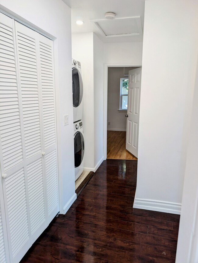 Building Photo - 2125 Carmona Ave