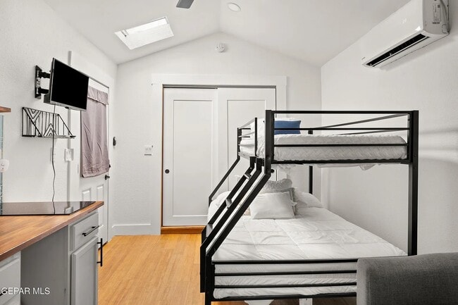 Building Photo - 721 Mesita Dr