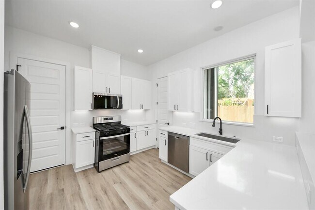Building Photo - 8311 Venus St