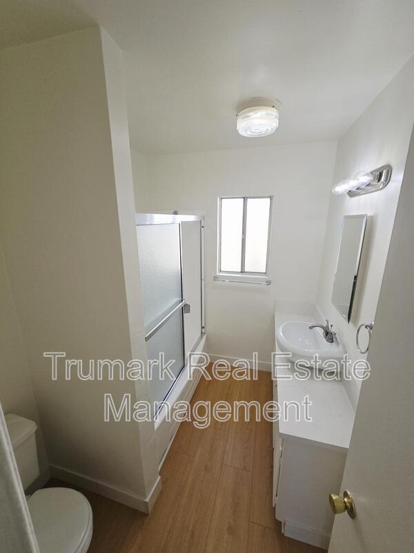 Building Photo - 345 E Tujunga Ave