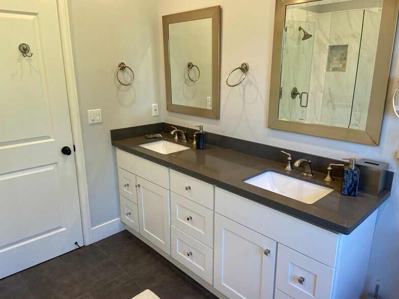 Building Photo - 4470 Stansbury Ave