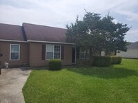 Building Photo - Spacious Country Living