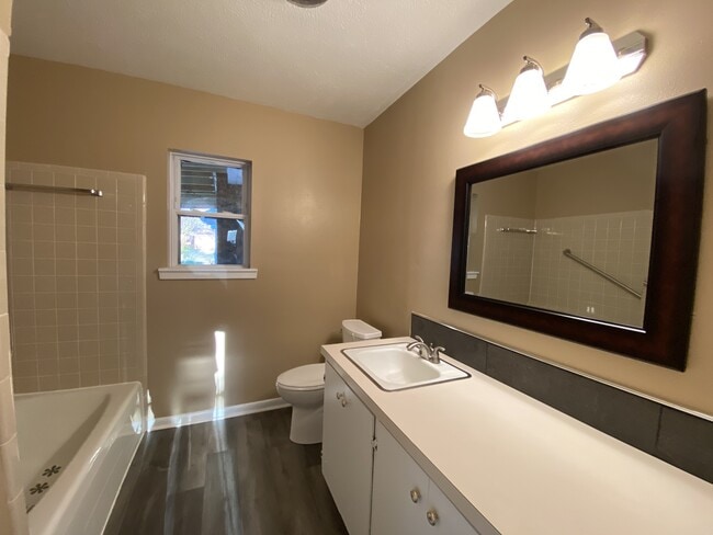 Building Photo - 2 Knightsbridge Pl