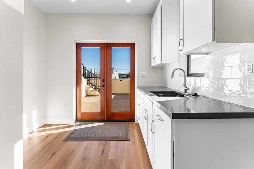 Building Photo - 2430 E 7th St