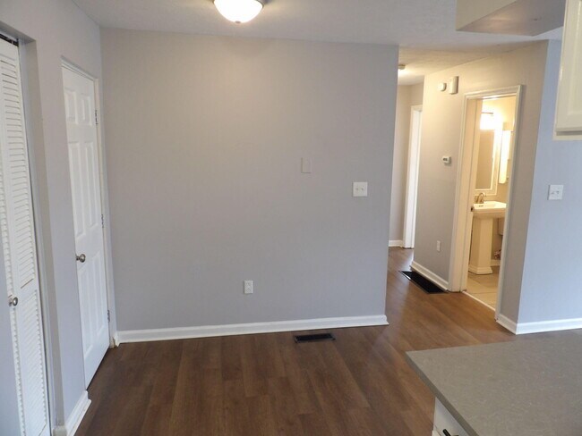 Building Photo - 902 Plaza Dr