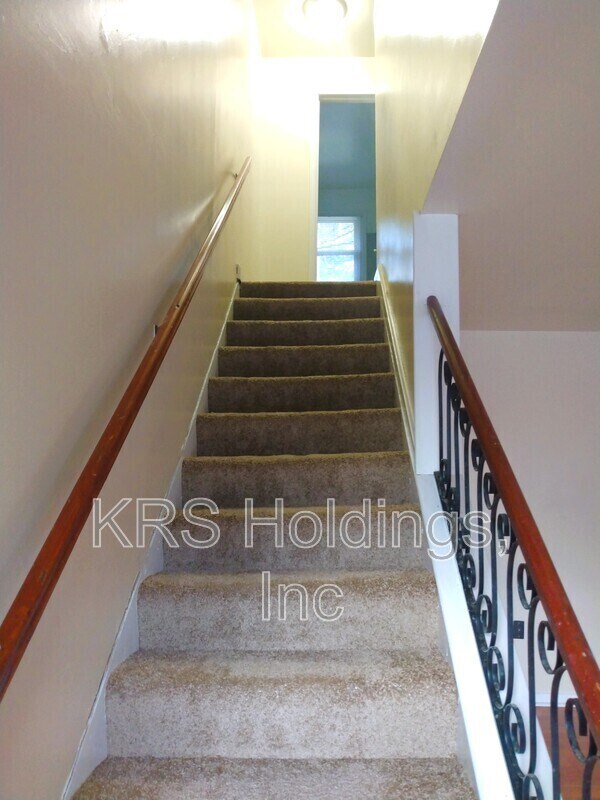 Building Photo - 2604 Wayside Dr