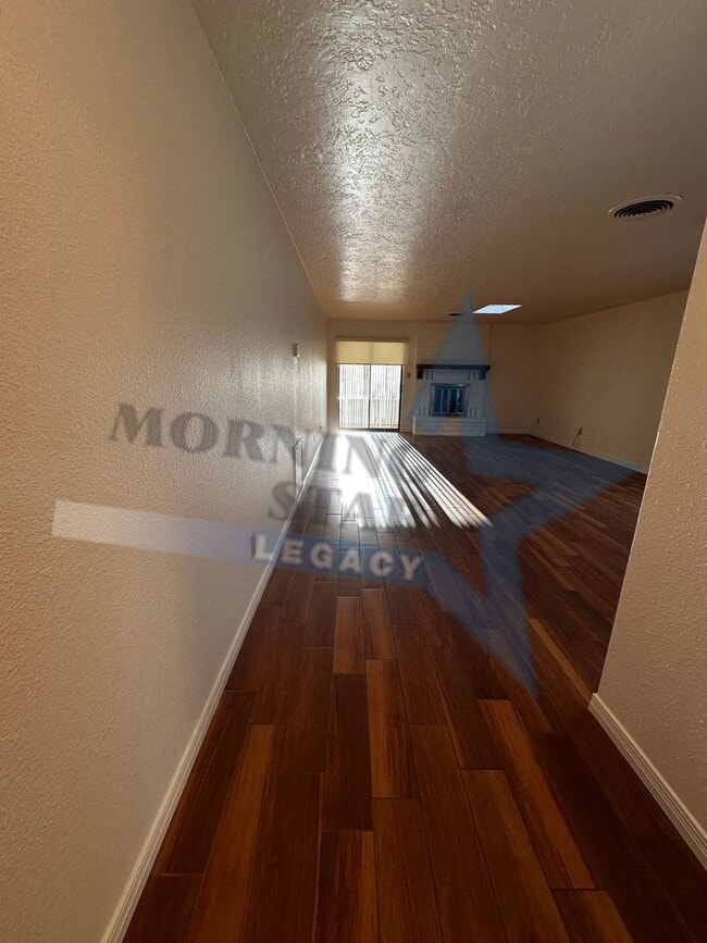 Building Photo - Large 2 bedroom with sunroom in immaculate condition.  Telshor neighborhood with garage!