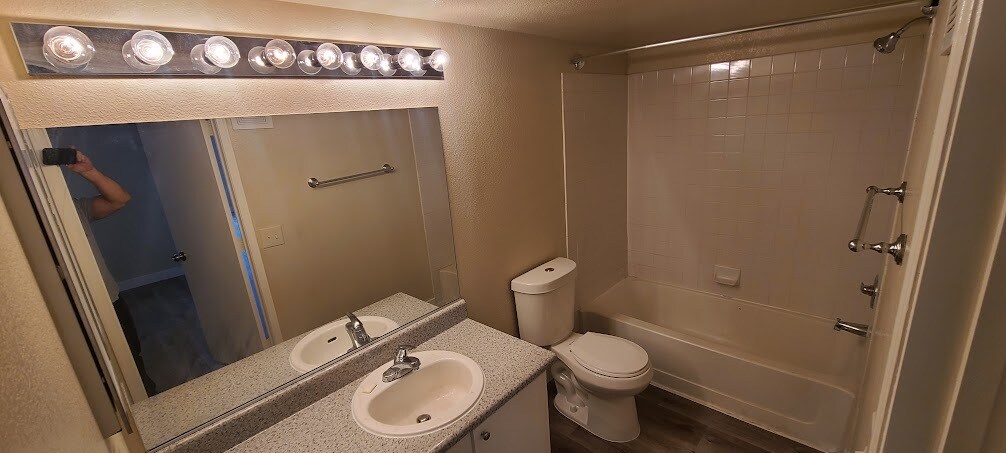 Building Photo - 555 E Silverado Ranch Blvd
