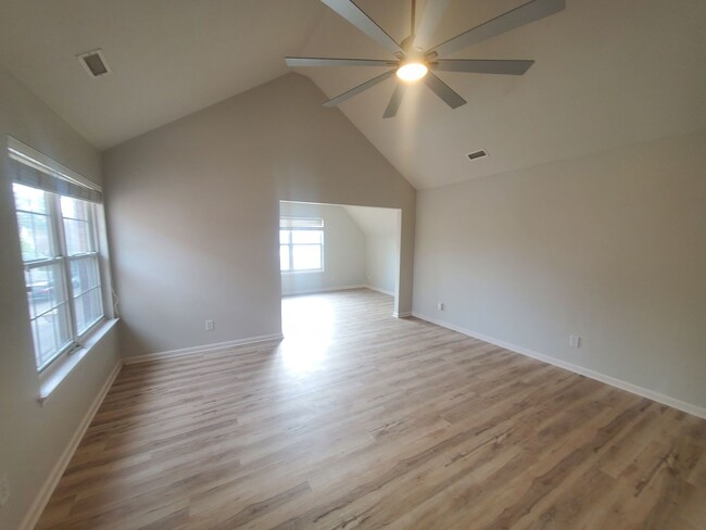 Building Photo - 4 BR 2.5BA Single family home located in E...