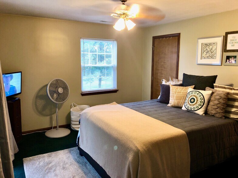 Building Photo - 422 Old State Rd S