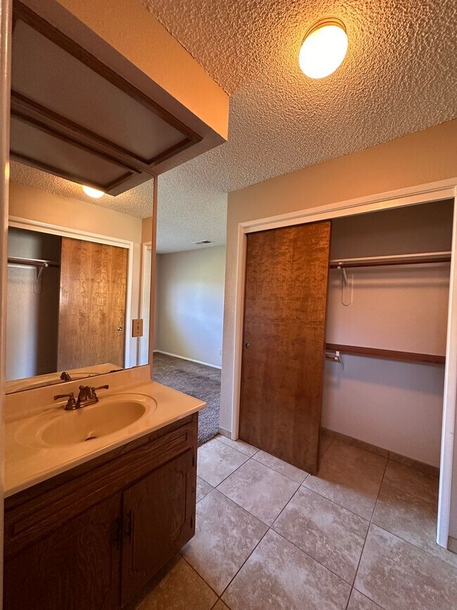 Building Photo - SE Visalia condo coming soon!