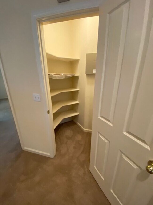 Building Photo - Rare Find! 5 bedroom spacious family home in a gated community Roseville.