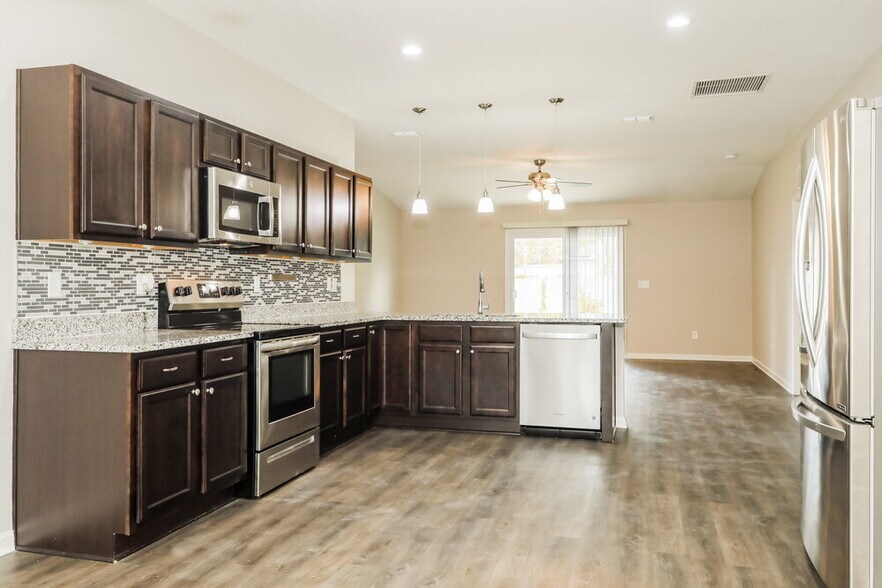 Building Photo - 6968 Loris Ln