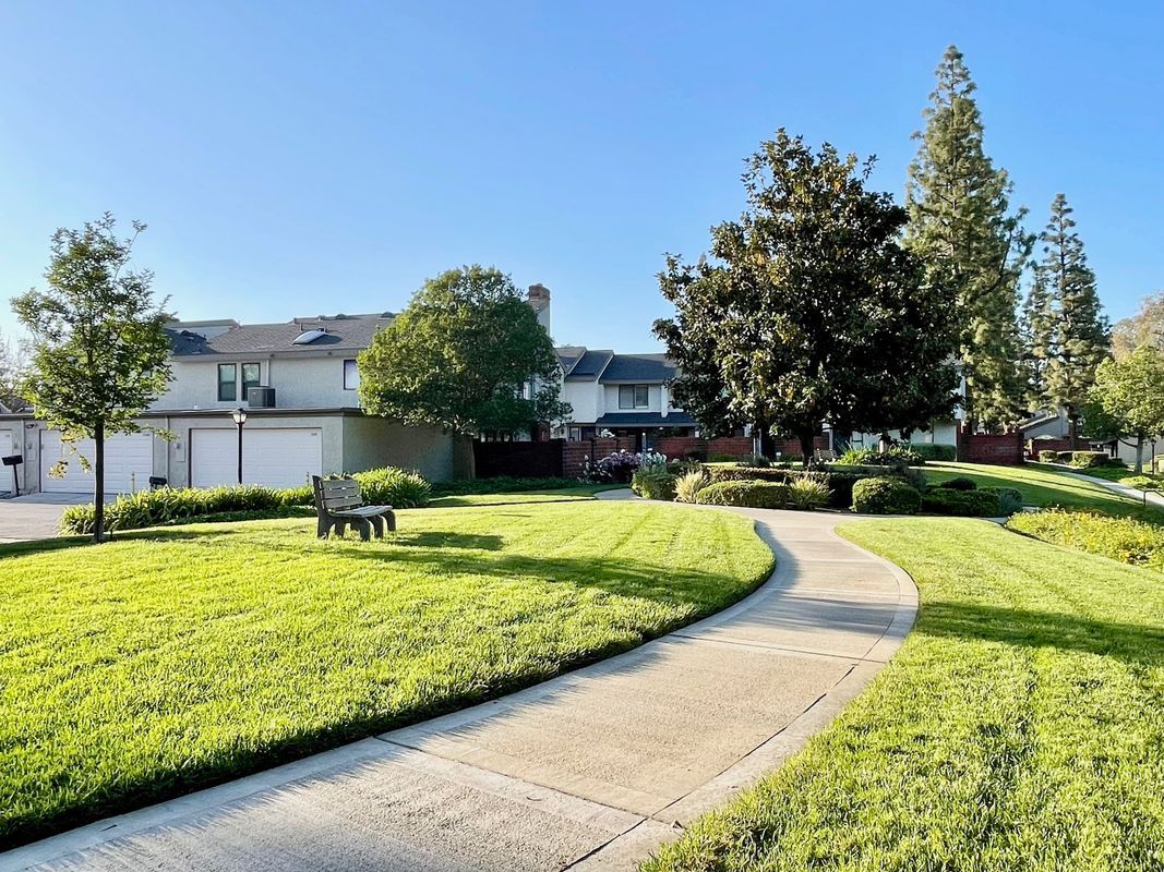Building Photo - 1629 Sherwood Village Cir