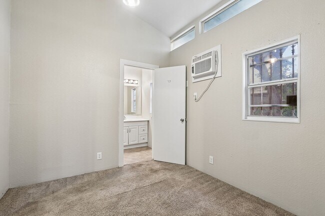 Building Photo - 2310 N Sabinas St
