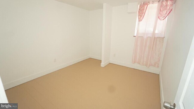 Building Photo - 1921 W Diamond St