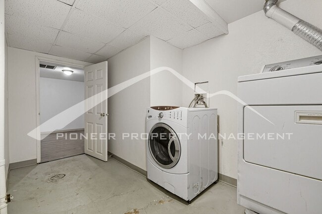 Building Photo - Spacious Home with Washer/Dryer and Fenced Yard