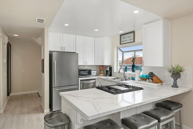 Building Photo - Spacious 3 BD/3 BA Furnished Home Near Mission Beach 9-Month Lease