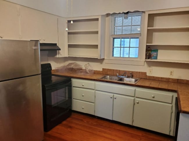 Building Photo - 2 Bed 1 Bath Spacious Home