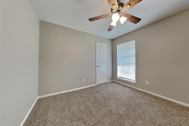 Building Photo - 2403 Pine Cone Dr
