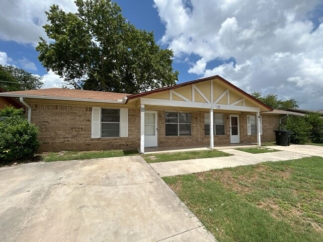 Primary Photo - 1515 Janis Dr