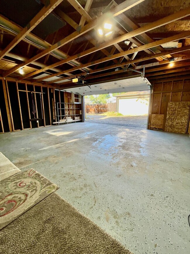 Building Photo - Updated 3 Bed Home with Large Yard