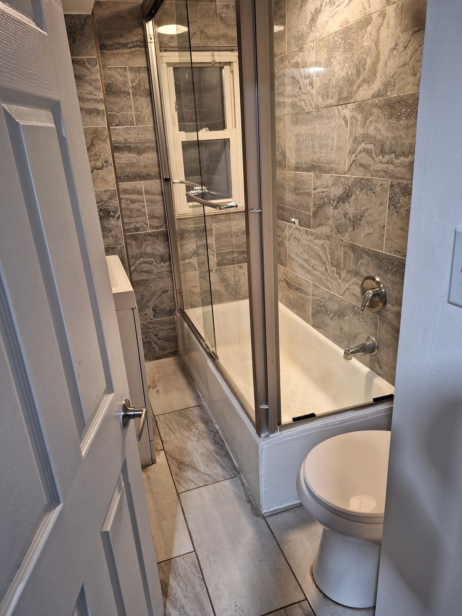 Full shower/ tub - 197 Tremont St