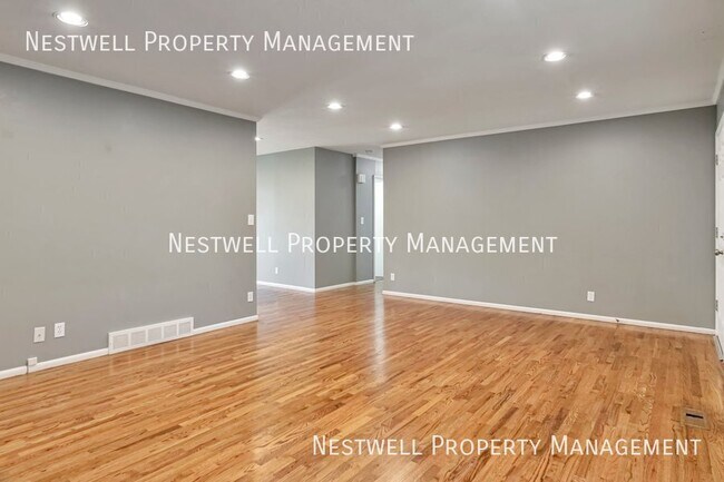 Building Photo - 1335 E Maplewood Cir