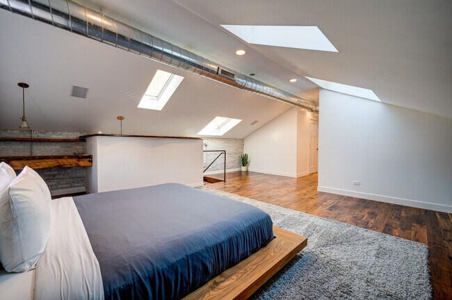 Building Photo - 1519 W Superior St