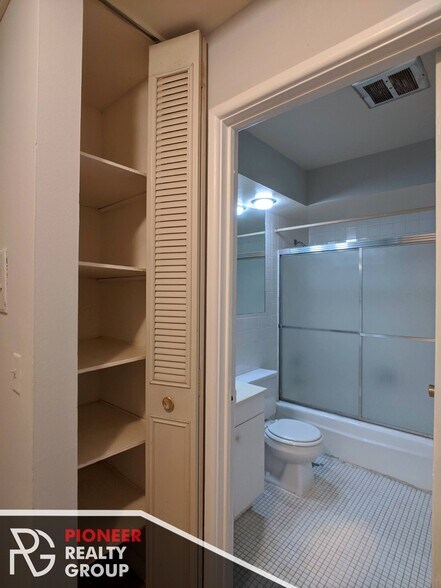 Building Photo - 510 W Briar Pl