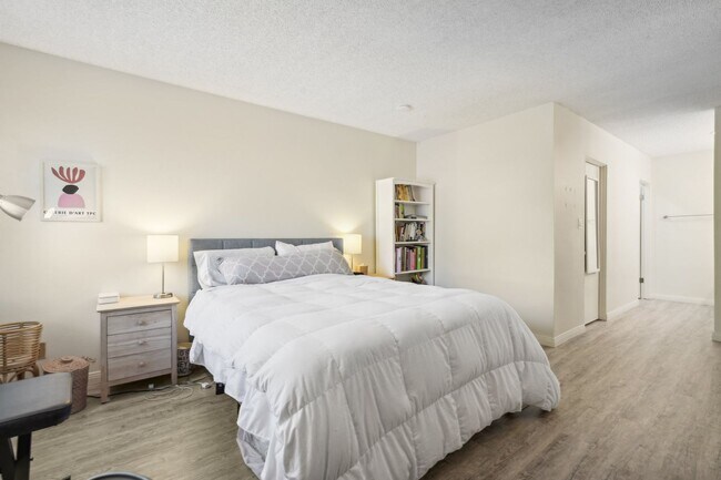 Building Photo - Upstairs Bright 2 bedroom Condo