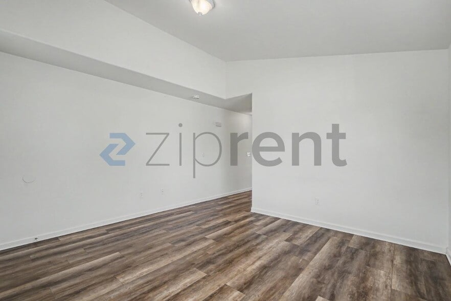 Building Photo - Unit D