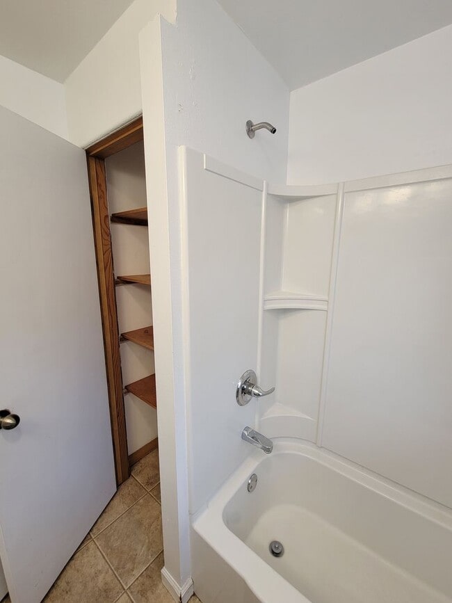 Building Photo - 4 bedroom 2 bath near campus!