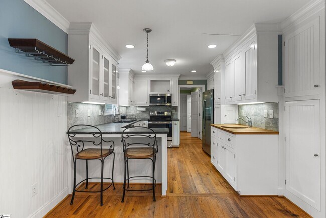 Building Photo - 112 N Rockview Dr