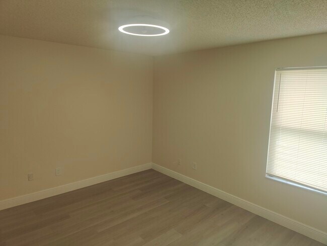 Building Photo - 302 Lakeview Dr E