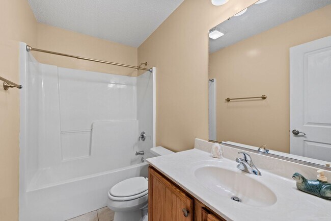 Building Photo - Delightful 3-Bedroom, 2-Bathroom with Fenc...